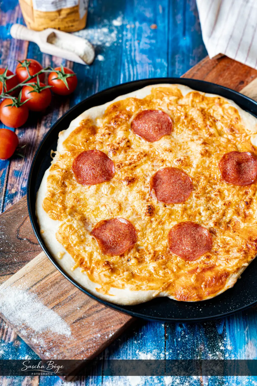 Pizza Foodfotografie für Restaurant – rustikale Aufnahme auf Holztisch
