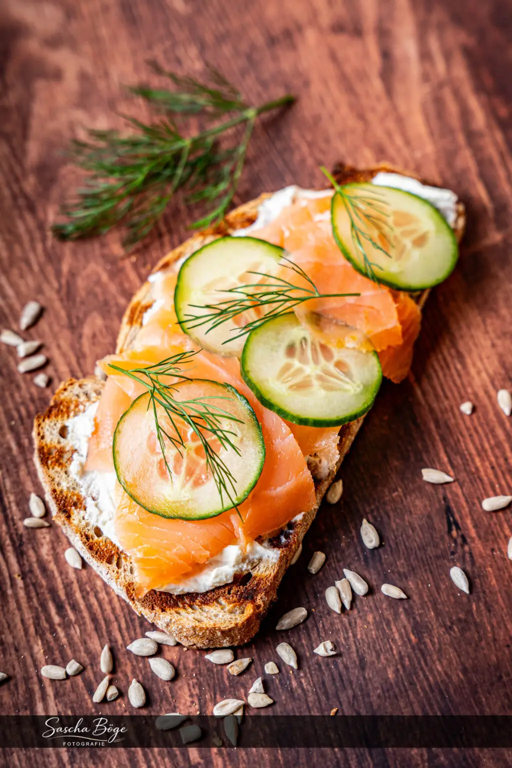 Brot mit Lachs Restaurantfotografie für Speisekarte und Social Media